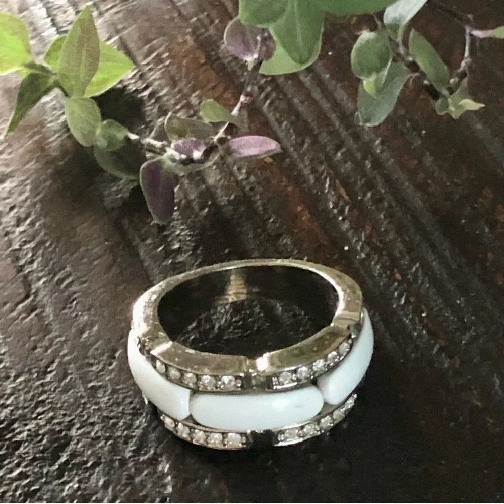 Banana Republic Cocktail Ring White and Silver with Rhinestones size 7.5 - Picture 1 of 8